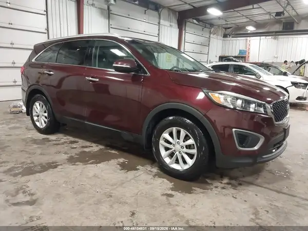 5XYPG4A39HG255021 — 2017 Kia Sorento, Передняя часть слева (Left Front), фото до ремонта