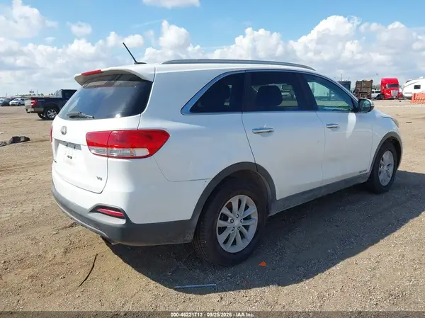 5XYPGDA52HG207815 — 2017 Kia Sorento, фото 4 с аукциона IAAI 14.10.2026, Естественный износ