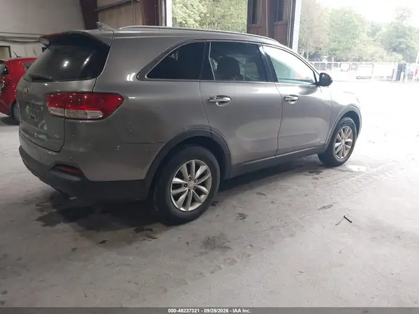 5XYPGDA34HG273720 — 2017 Kia Sorento, фото 4 с аукциона IAAI 07.10.2026, Естественный износ