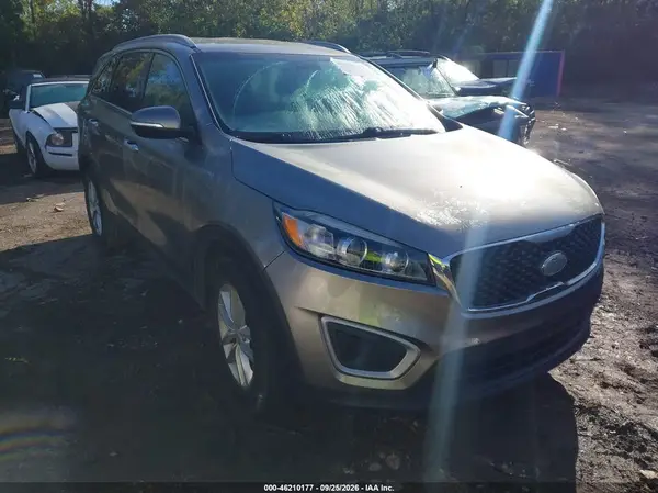 5XYPG4A35JG408791 — 2018 Kia Sorento, Передняя часть слева (Left Front), фото до ремонта