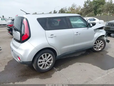 2018 KIA SOUL + VIN KNDJP3A55J7608553 фото 4