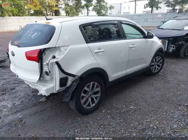 KNDPBCAC4G7880589 — 2016 Kia Sportage, фото 4 с аукциона IAAI, Передняя и задняя части