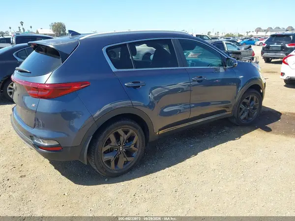 KNDP6CAC0L7747195 — 2020 Kia Sportage, фото 4 с аукциона IAAI, Задняя часть слева