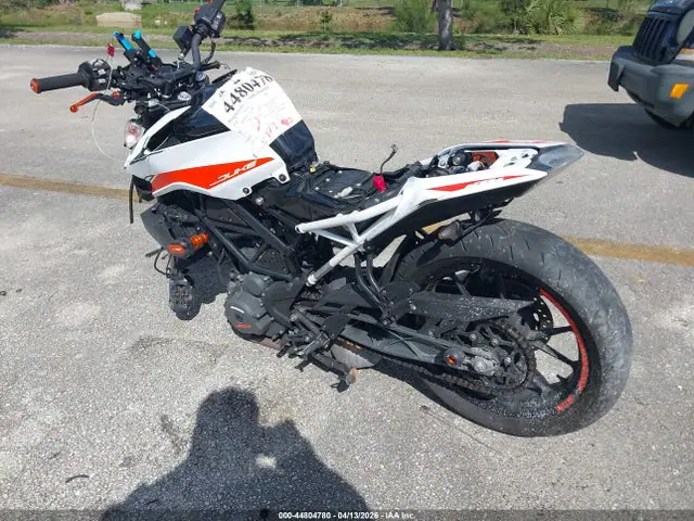 MD2JPJ407NC235642 — 2022 KTM 390 Duke, фото 3 с аукциона IAAI 06.10.2026, Передняя часть
