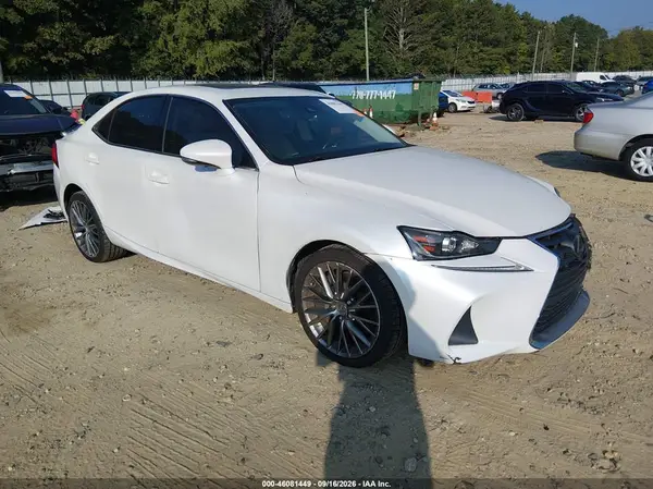 JTHBA1D23H5043879 — 2017 Lexus IS, Передняя часть слева (Left Front), фото до ремонта