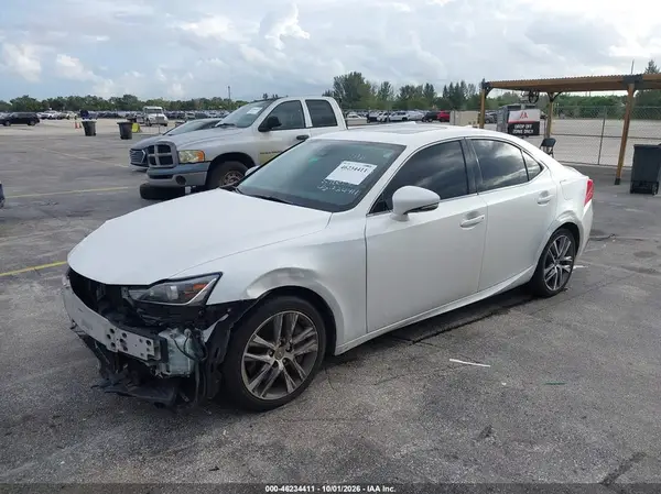 JTHBA1D24J5067274 — 2018 Lexus IS, фото 2 с аукциона IAAI, Передняя часть справа