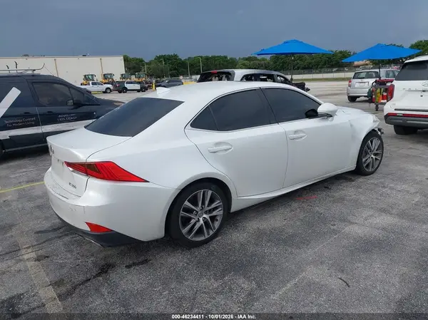JTHBA1D24J5067274 — 2018 Lexus IS, фото 4 с аукциона IAAI, Передняя часть справа
