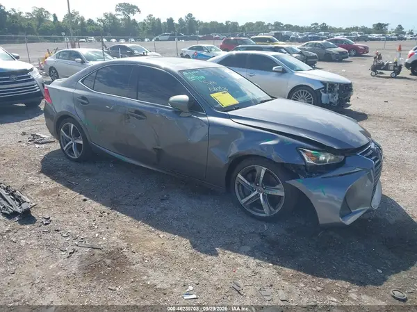 JTHBA1D2XJ5068879 — 2018 Lexus IS, Передняя часть справа (Right Front), фото до ремонта