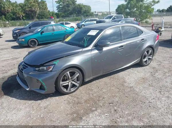 JTHBA1D2XJ5068879 — 2018 Lexus IS, фото 2 с аукциона IAAI, Передняя часть справа