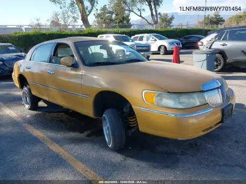 1LNFM82W8WY701454 — 1998 Lincoln Town Car, Справа сзади, фото до ремонта