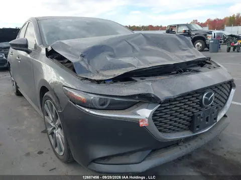JM1BPADL0M1345818 — 2021 Mazda 3 Premium, Передняя часть (Front), фото до ремонта