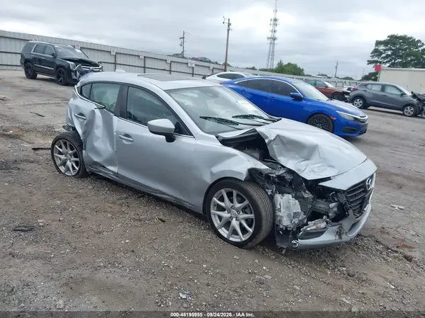 3MZBN1L36JM215058 — 2018 Mazda 3, Передняя часть (Front & Rear), фото до ремонта