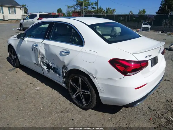 WDD3G4EB1KW012450 — 2019 Mercedes-Benz A-Klasse, фото 3 с аукциона IAAI 12.10.2026, Левый бок
