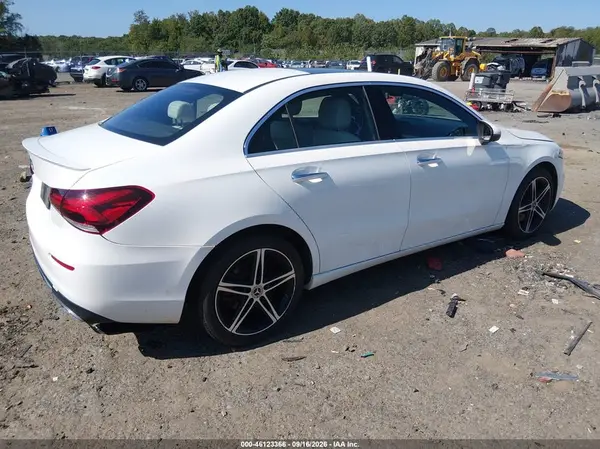 WDD3G4EB1KW012450 — 2019 Mercedes-Benz A-Klasse, фото 4 с аукциона IAAI 12.10.2026, Левый бок
