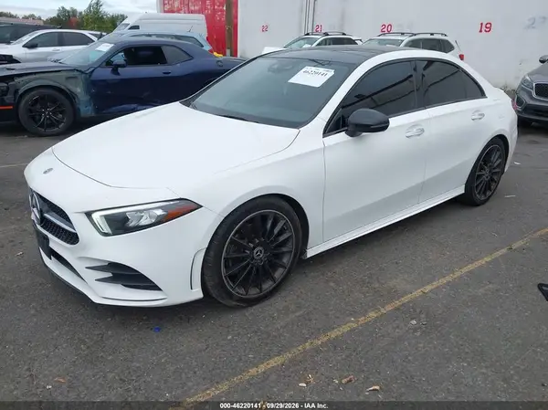 WDD3G4EB6KW005574 — 2019 Mercedes-Benz A-Klasse, фото 2 с аукциона IAAI, Правый бок