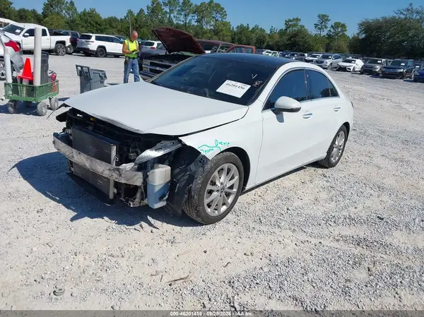 W1K3G4FB7LW043878 — 2020 Mercedes-Benz A-Klasse, фото 2 с аукциона IAAI, Передняя часть