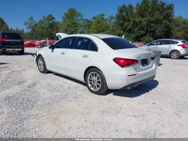 W1K3G4FB7LW043878 — 2020 Mercedes-Benz A-Klasse, фото 3 с аукциона IAAI, Передняя часть
