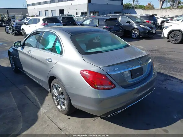55SWF4JB0GU121251 — 2016 Mercedes-Benz C-Klasse, фото 3 с аукциона IAAI, Передняя часть справа