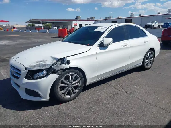 55SWF4JB6HU211019 — 2017 Mercedes-Benz C-Klasse, фото 2 с аукциона IAAI, Передняя часть