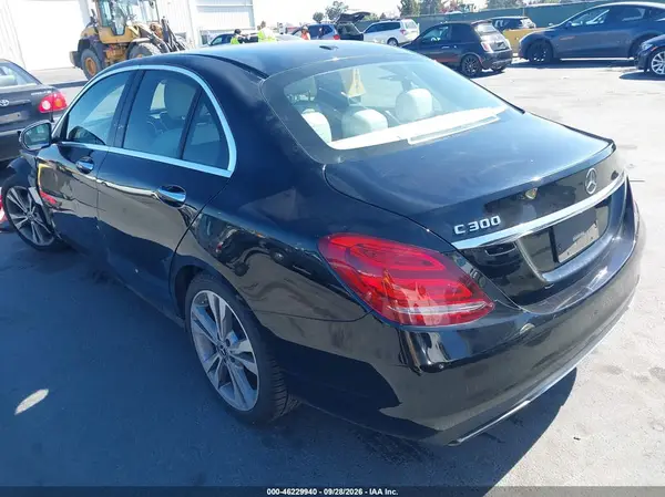 55SWF4JB2JU250437 — 2018 Mercedes-Benz C-Klasse, фото 3 с аукциона IAAI, Передняя часть слева