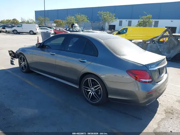 WDDZF4JB2KA613236 — 2019 Mercedes-Benz E-Klasse, фото 3 с аукциона IAAI, Передняя часть
