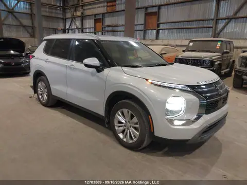 JA4J4VA8XSZ625444 — 2025 Mitsubishi Outlander LE S-AWC/SE S-AWC/SEL S-AWC, Задняя часть (Rear), фото до ремонта