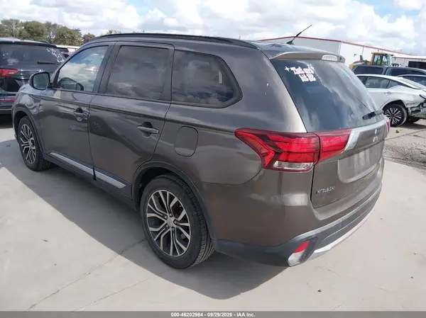 JA4AD3A38GZ046338 — 2016 Mitsubishi Outlander, фото 3 с аукциона IAAI, Правый бок