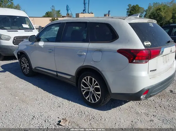JA4AD3A30HZ028224 — 2017 Mitsubishi Outlander, фото 3 с аукциона IAAI, Естественный износ