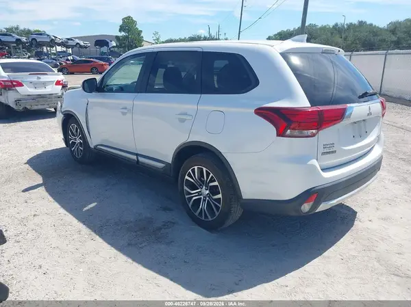 JA4AD3A31HZ020651 — 2017 Mitsubishi Outlander, фото 3 с аукциона IAAI, Передняя часть