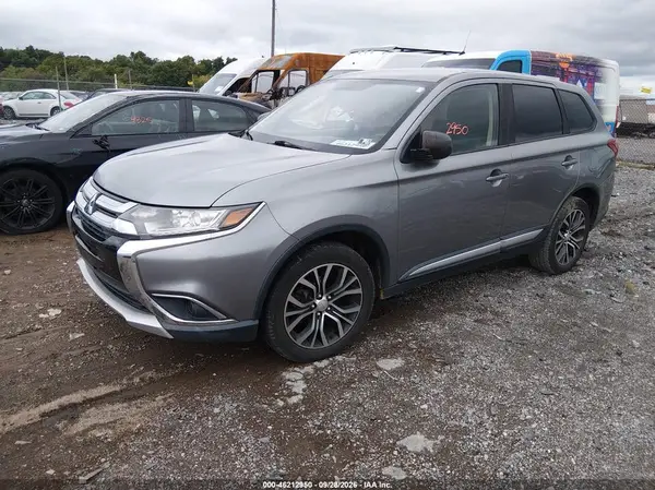 JA4AZ2A39JZ007261 — 2018 Mitsubishi Outlander, фото 2 с аукциона IAAI 07.10.2026, Правый бок
