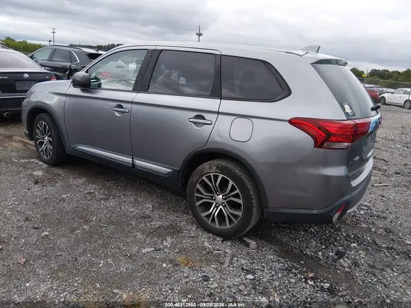 JA4AZ2A39JZ007261 — 2018 Mitsubishi Outlander, фото 3 с аукциона IAAI 07.10.2026, Правый бок