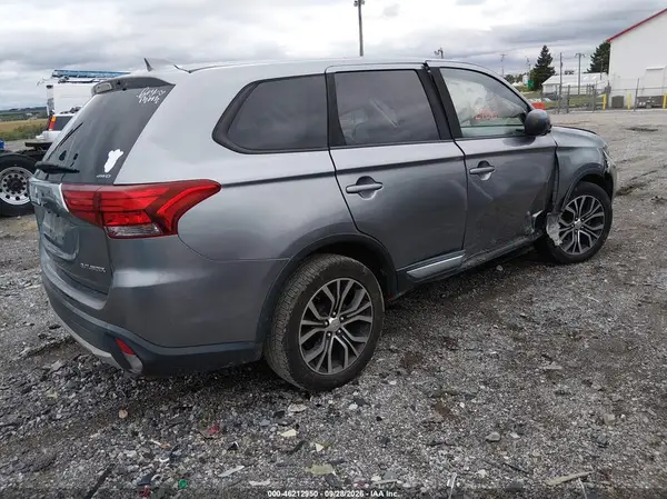 JA4AZ2A39JZ007261 — 2018 Mitsubishi Outlander, фото 4 с аукциона IAAI 07.10.2026, Правый бок