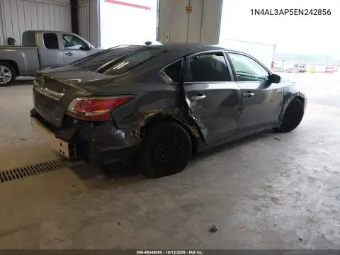 1N4AL3AP5EN242856 — 2014 Nissan Altima, Сзади, фото до ремонта