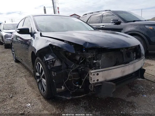1N4AL3AP1JC237823 — 2018 Nissan Altima, Передняя часть справа (Right Front), фото до ремонта