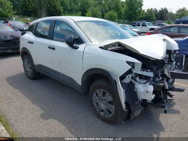 3N8AP6BA5SL416399 — 2025 Nissan Kicks S, Передняя часть (Front), фото до ремонта