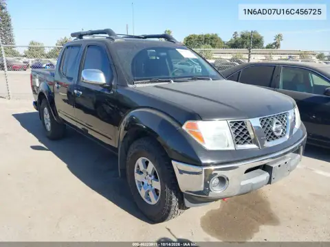 1N6AD07U16C456725 — 2006 Nissan Navara (Frontier), Сзади, фото до ремонта