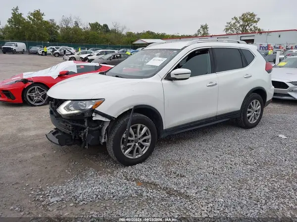 JN8AT2MV0HW028018 — 2017 Nissan Rogue, фото 2 с аукциона IAAI, Передняя часть