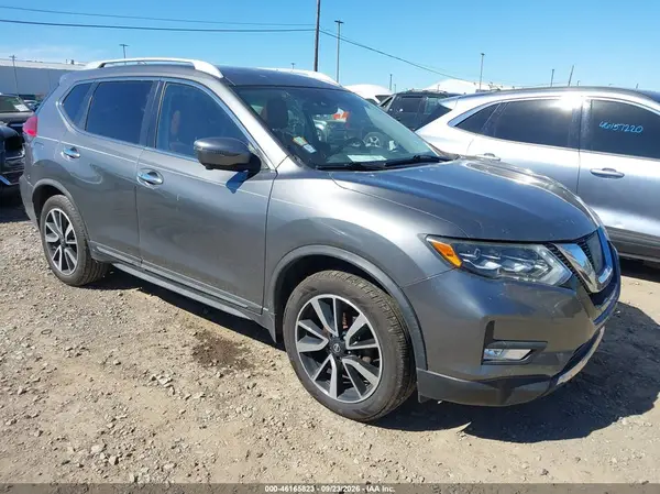 JN8AT2MV1HW025001 — 2017 Nissan Rogue, Передняя часть слева (Left Front), фото до ремонта