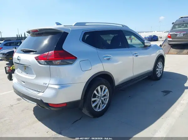 JN8AT2MT1HW408550 — 2017 Nissan Rogue, фото 4 с аукциона IAAI, Левый бок