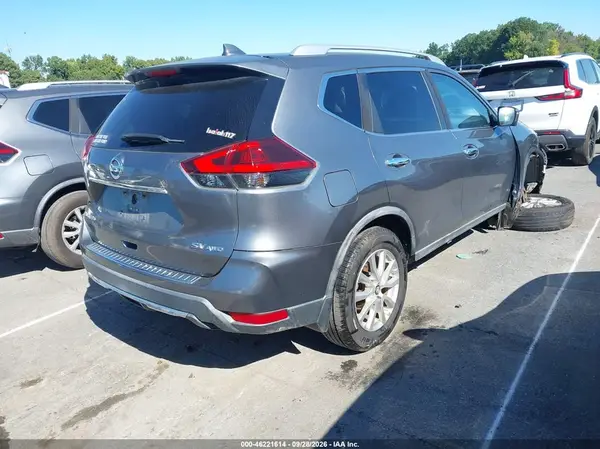 KNMAT2MVXJP535715 — 2018 Nissan Rogue, фото 4 с аукциона IAAI, Передняя часть справа