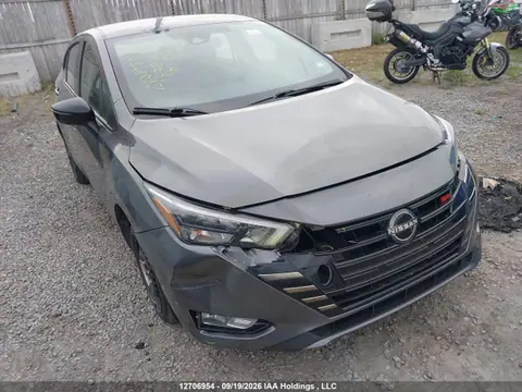 3N1CN8FV5PL845040 — 2023 Nissan Versa SR, Передняя часть (Front), фото до ремонта