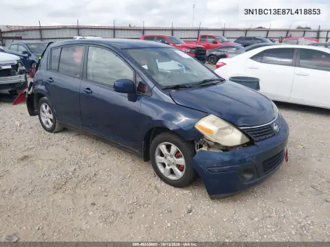 3N1BC13E87L418853 — 2007 Nissan Versa, Сзади, фото до ремонта