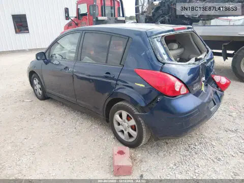3N1BC13E87L418853 — 2007 Nissan Versa, Сзади, фото до ремонта