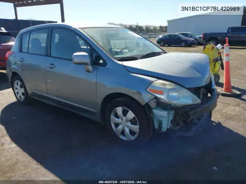3N1BC1CP7BL420989 — 2011 Nissan Versa, Передняя часть, фото до ремонта