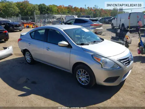 3N1CN7AP1KL824133 — 2019 Nissan Versa, Сзади слева, фото до ремонта