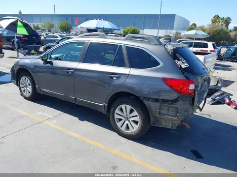 2018 Subaru Outback 2.5i Premium VIN 4S4BSACC8J3276355 фото 3