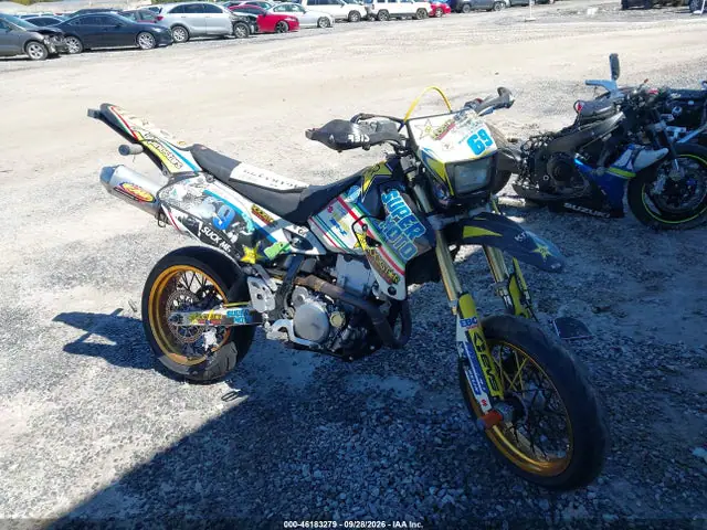 JS1SK44A2J2100081 — 2018 Suzuki DR-Z400 Sm, Левый бок (Left Side), фото до ремонта