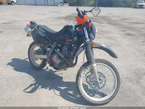 JS1SP46D4S7101505 — 2025 Suzuki DR650 SE, Передняя часть слева (Left Front), фото до ремонта