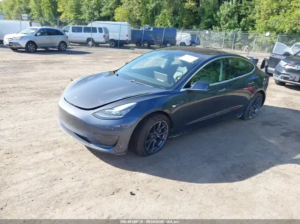 5YJ3E1EB4JF066021 — 2018 Tesla Model 3, фото 2 с аукциона IAAI, Левый и правый бока