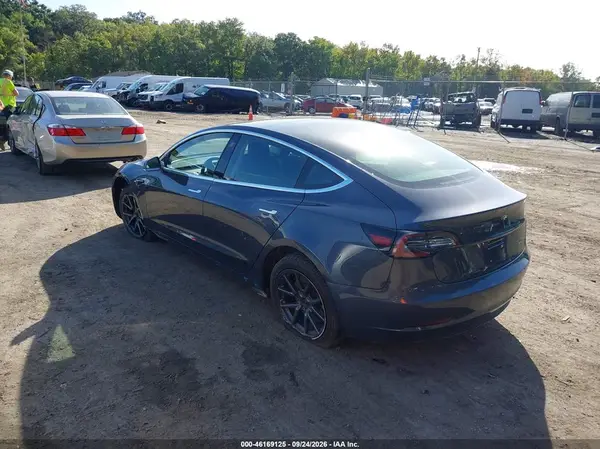 5YJ3E1EB4JF066021 — 2018 Tesla Model 3, фото 3 с аукциона IAAI, Левый и правый бока
